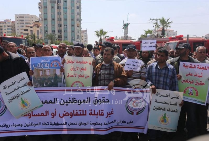 تحذير من قيام وزراء بحكومة التوافق ب"تسكين موظفين مستنكفين"