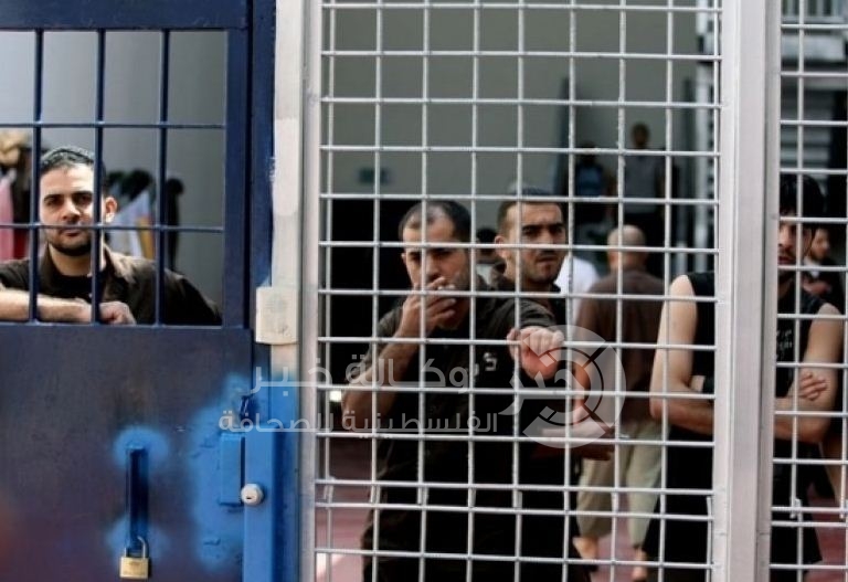 سجانون بـ "ايشل" يعتدون بالضرب المبرح على أسير