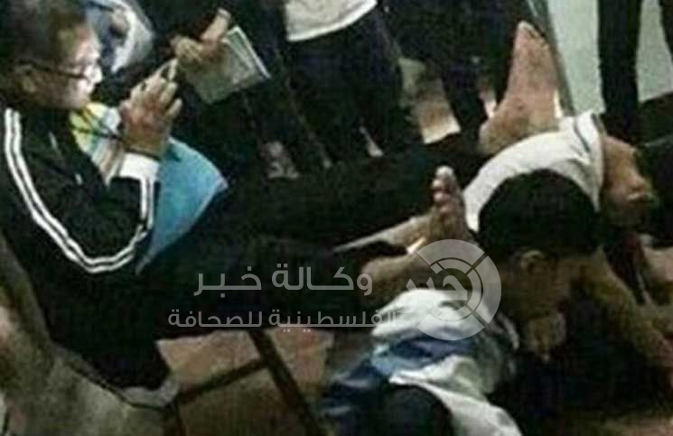 طرد معلم في الصين بعدما حول طالبين إلى مسند لقدميه