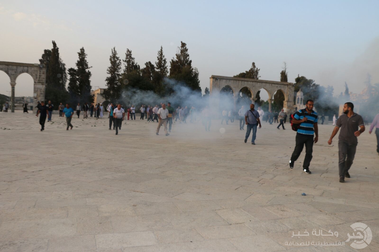 بالفيديو والصور : باحات الاقصى تتحول لميدان حرب وفتح تدعو للنفير العام