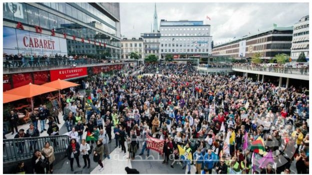 حشود في أوروبا واستراليا دعما للمهاجرين وأعداد أقل تناهضهم