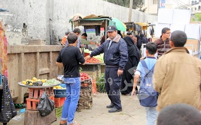 بلدية غزة تضع البائعين تحت القهر والملاحقة