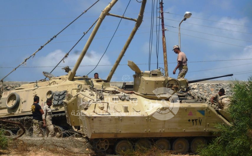 بالصور : إصابة جنود مصريين بانقلاب مدرعتهم على حدود القطاع