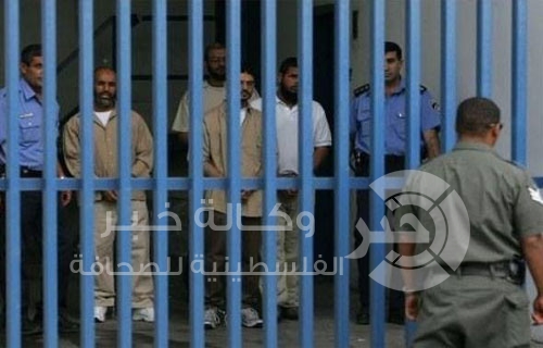 إدارة "عتصيون" تزوّد الأسرى بأغطية رطبة والاعتداء على ثلاثة منهم