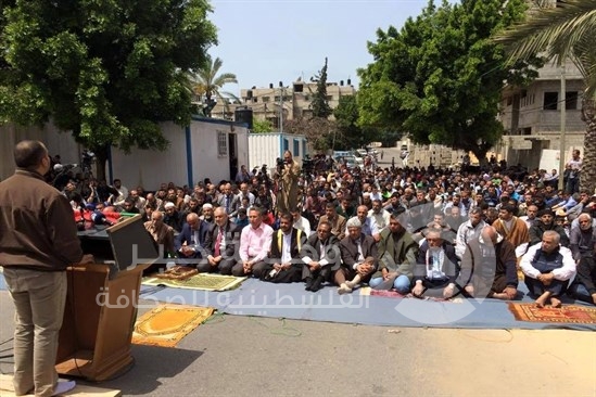 مئات الفلسطينيين يؤدون صلاة الجمعة امام الامم المتحدة بغزة لاحياء يوم الاسير