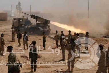 قوات يمنية مدعومة من التحالف تقاتل الحوثيين على منطقة استراتيجية