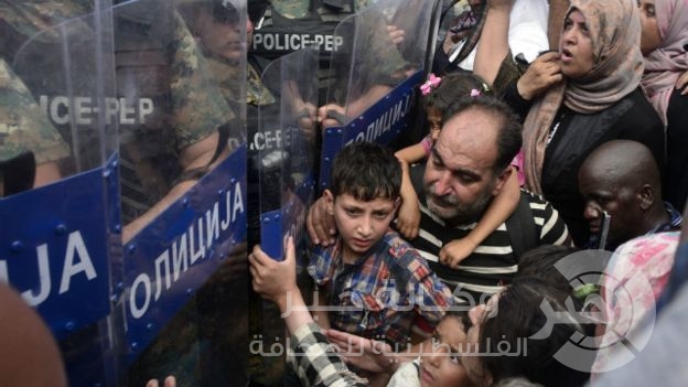 قوات الأمن في مقدونيا تتصدى لمحاولة عبور لاجئين من اليونان