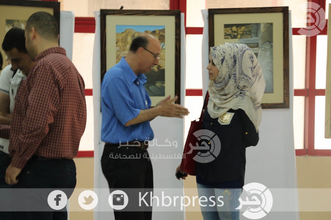 بالصور :   الهلال الأحمر يفتتح "معرضاً فنياً" يوثق به غزة القديمة