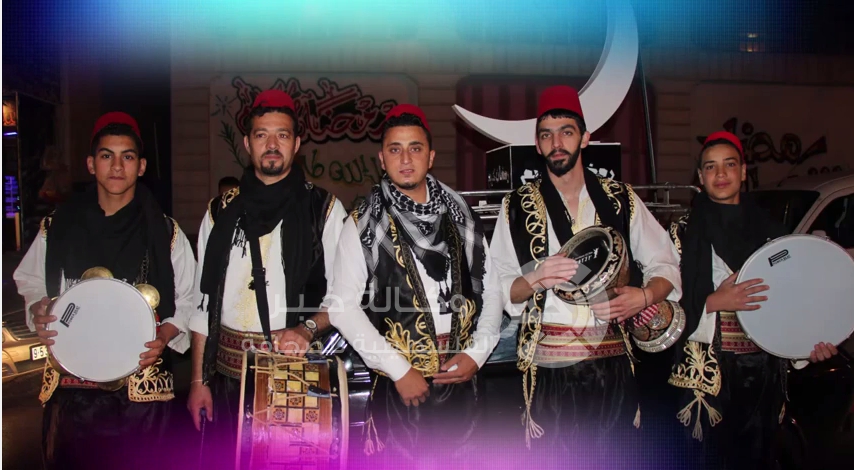 بالفيديو : "فرقة وطن" تعيد إحياء دور المسحراتي القديم في الخليل