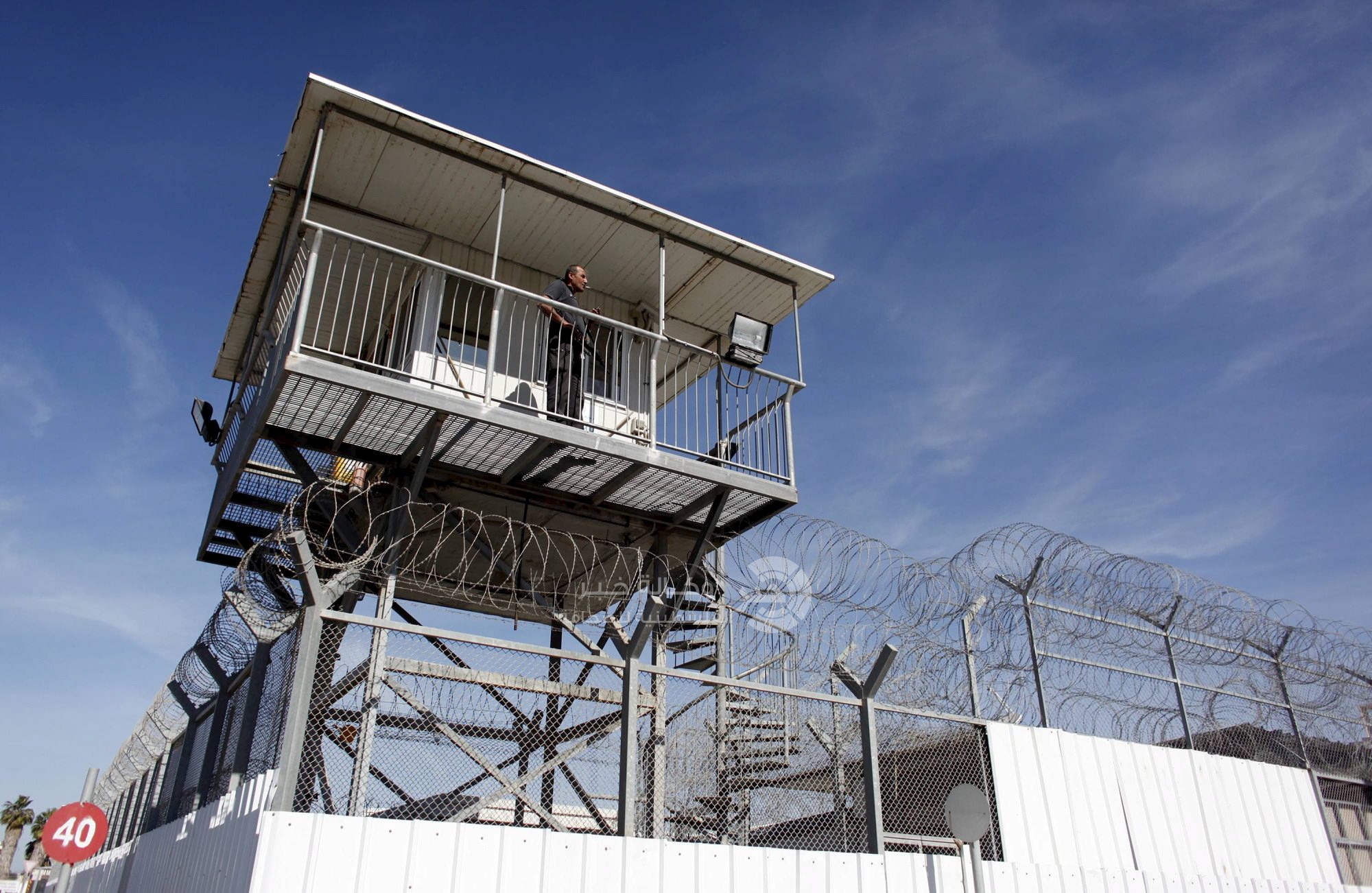 "إدارة سجن النقب" تحرم الأسرى من الزيارة وتعزل 4 منهم