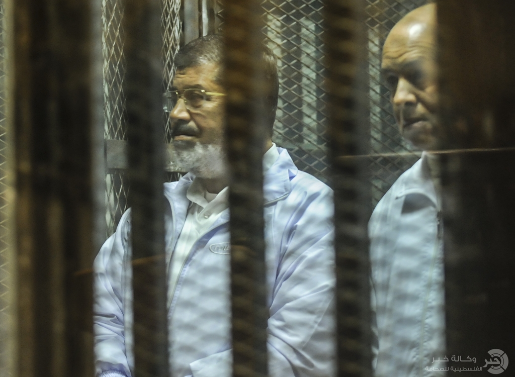 مصلحة السجون: "مرسى" يهذي.. والطعام المقدم له يخضع للإشراف الطبى الكامل