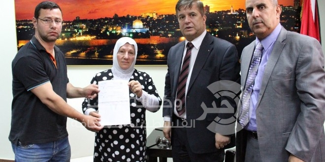 الخليل:وزير الصحة يسلّم مكرمة رئاسية لعلاج طفلة