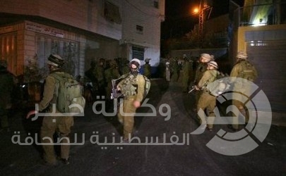 الاحتلال يعتقل ضابط امن ويصادر اسلحة من منزله جنوب نابلس