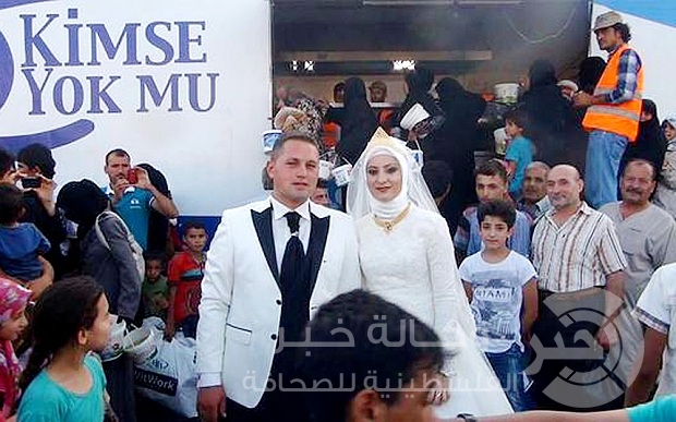بالصور والفيديو : يحتفلان بزفافهما بإطعام 4000 لاجئ سوري