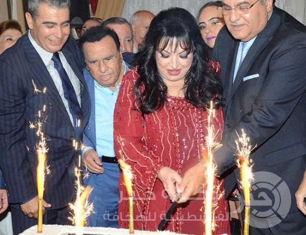 بالصور : سميرة توفيق تبكي بحرقة في حفل التكريم الذي أقيم في منزلها