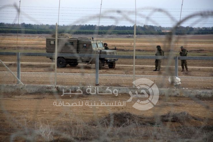 إسرائيل تعتقل مواطنا من غزة إداريا بزعم امتلاكه معرفة نادرة لانتاج المتفجرات .