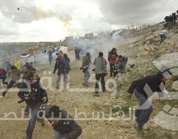 عشرات الإصابات في مسيرات في الضفة الغربية إحداها بالرصاص الحي