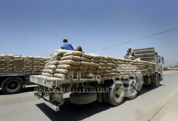الاقتصاد: قلة عرض الأسمنت سبب بيعه بالسوق السوداء في غزة