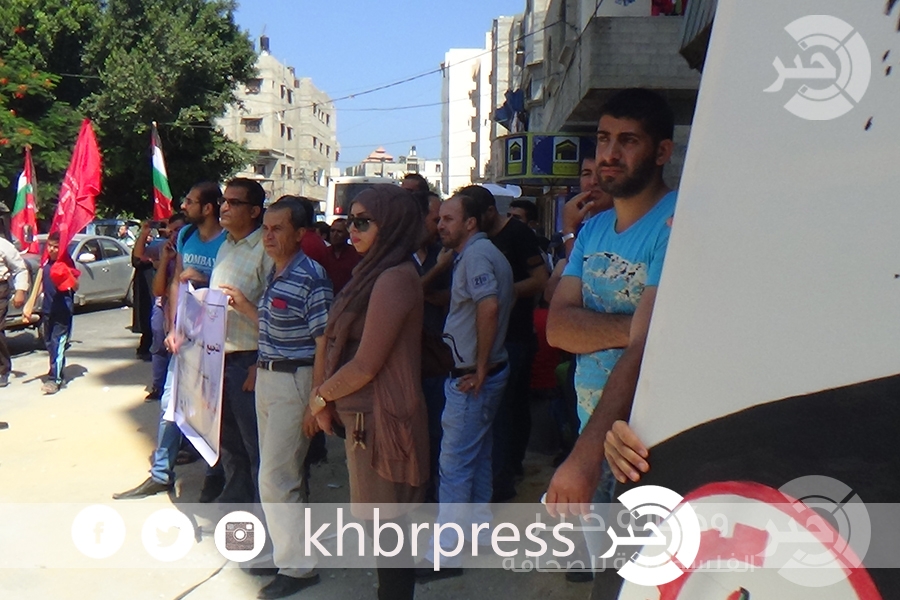 بالفيديو والصور : الجبهة تنظم وقفة تضامنية مع الأمين العام أحمد سعدات في غزة