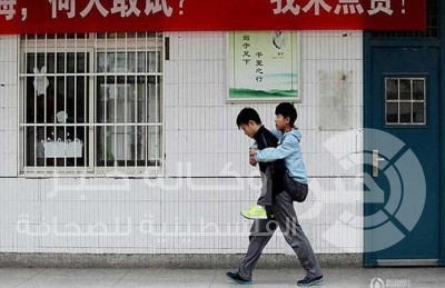 طالب صيني يحمل صديقه المعاق ثلاث سنوات إلى المدرسة