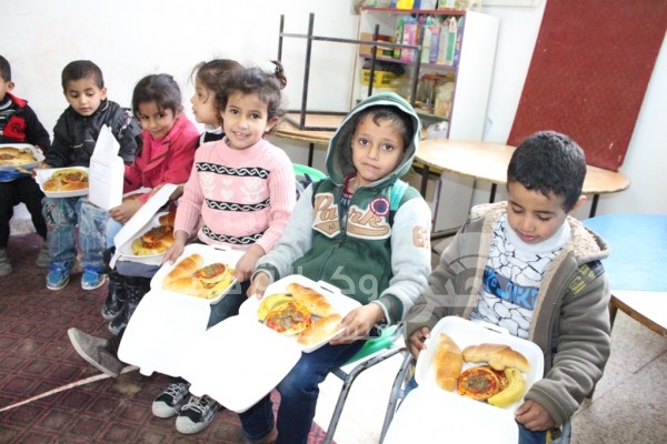 جمعية الأمل لتأهيل المعاقين باشرت بتنفيذ مشروع التغذية لدي الأطفال في المناطق الفقيرة برفح