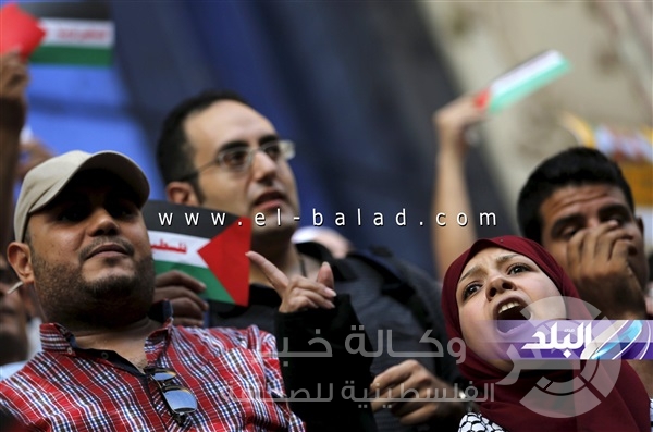 بالصور: "مصر" حرق العلمين الإسرائيلي والأمريكي في وقفة للصحفيين تضامناً مع "الرضيع الشهيد"