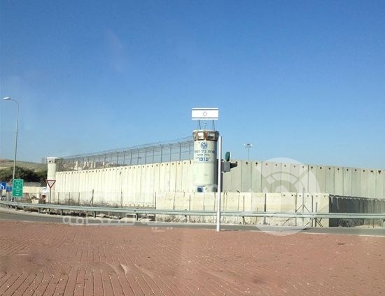 الاحتلال يقدم على اعتقال والدة أسير بمحاولة تهريب شرائح هواتف