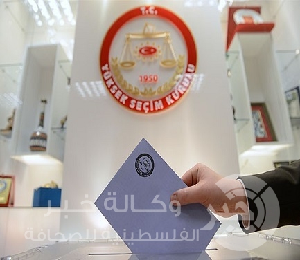 الناخبون الأتراك يبدأون التصويت في الانتخابات النيابة المبكرة