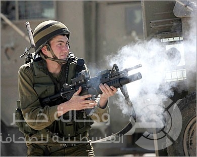 خوفاً من عمليات الطعن: جنود الاحتلال يتجولون في الخليل و سلاحهم "مُعَمر"