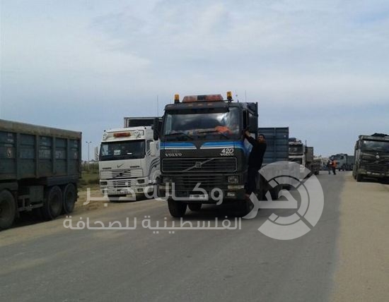 إدخال 500 شاحنة عبر كرم ابو سالم