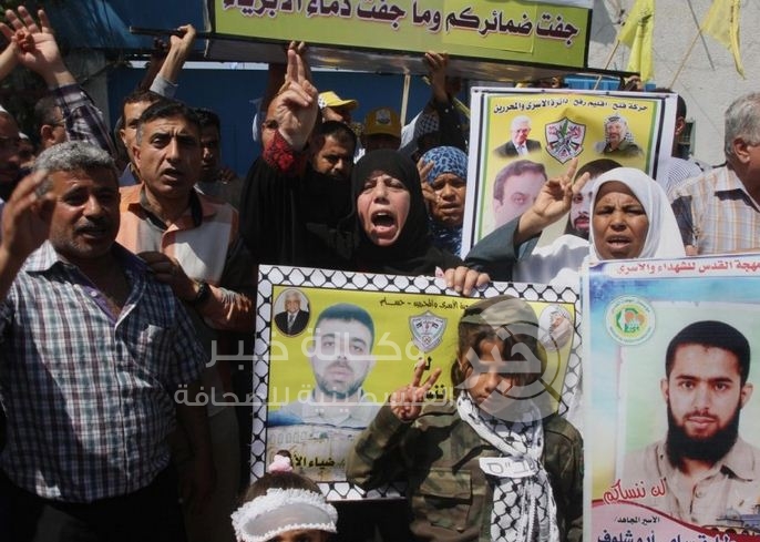 الاحتلال يصدر أوامر اعتقال إداري بحق 13 أسيرًا