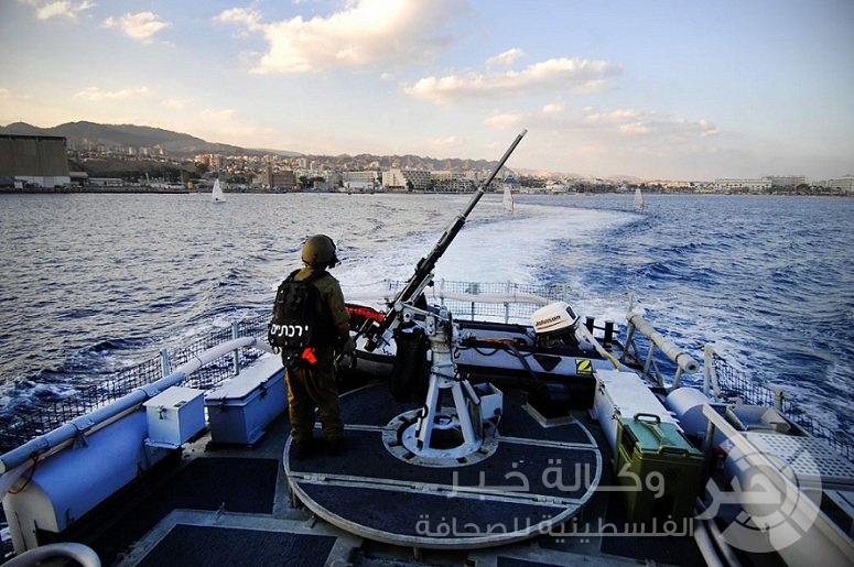 زوارق الاحتلال تستهدف الصيادين في بحر غزة