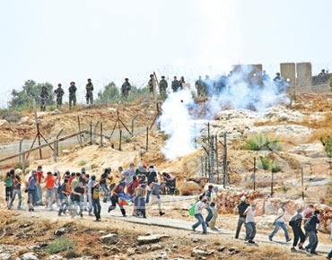 إصابة د.مصطفى البرغوثي و60 متظاهرا في مسيرة بلعين الآن