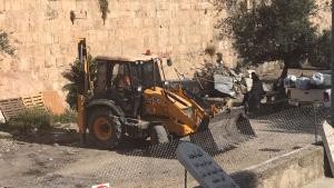 بلدية الاحتلال تضع أسلاكاً شائكة حول مقبرة اليوسفية بالقدس