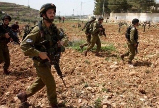 الاحتلال يعيق حركة المواطنين عبر حاجز الحمرا بالأغوار