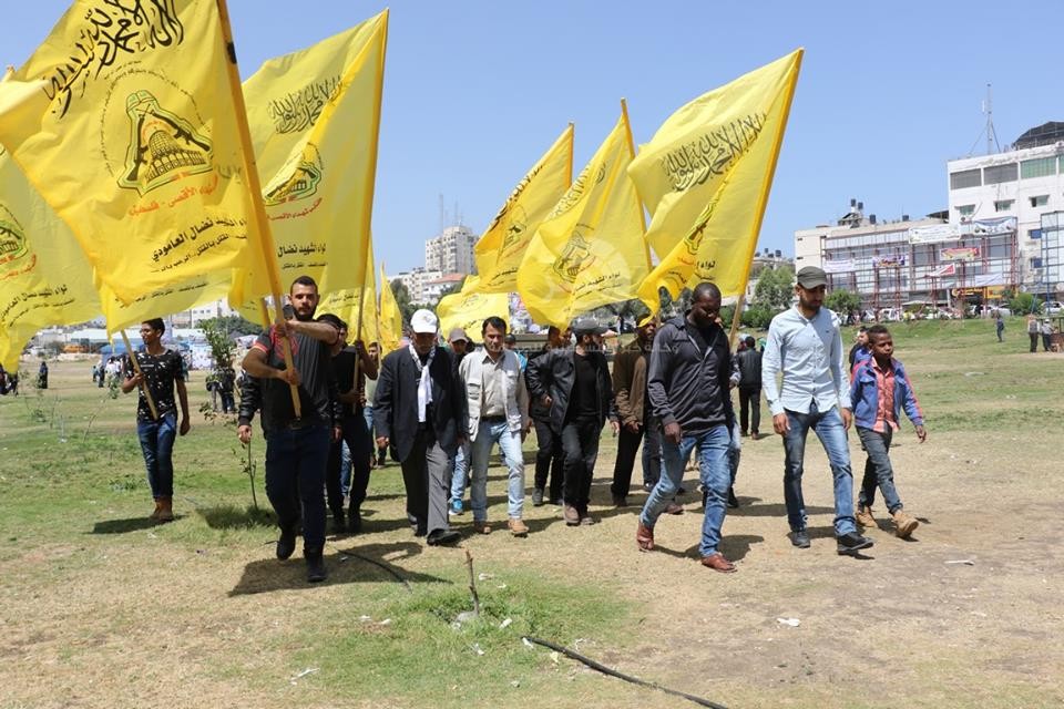 بالصور: الجناح العسكري لـ"فتح" ينظم مسيراً تضامنياً مع الأسرى