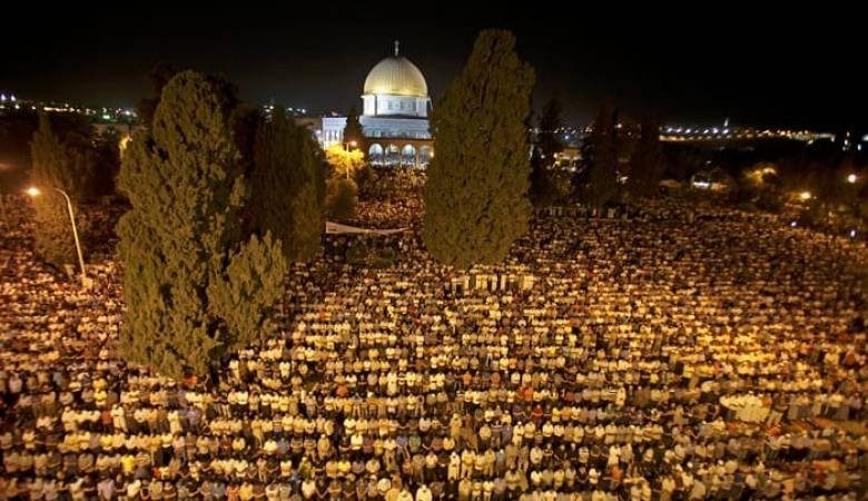 نحو "350" ألف شخص يحيون ليلة القدر في رحاب المسجد الأقصى