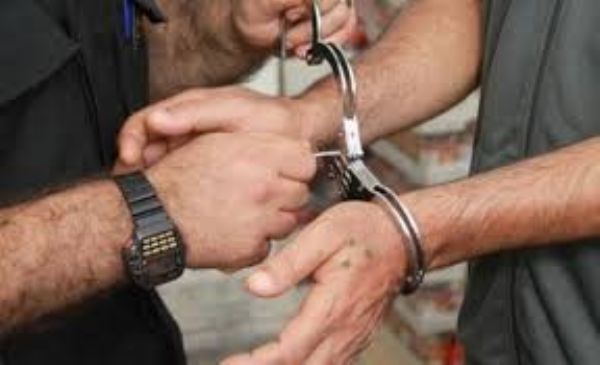 الشرطة تلقي القبض على شخصين بتهمة سرقة ونشل أجهزة محمولة