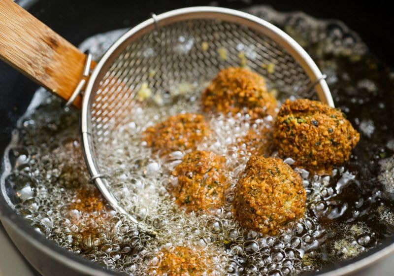 هذه شروط إعادة استخدام زيت القلي