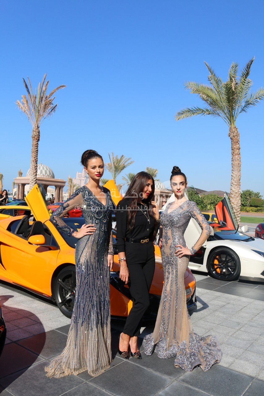 بالصور: المصممة منال عجاج تعرض تصاميمها إلى جانب أغلى 100 سيارة في العالم 