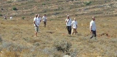 مستوطن يُجرف عشرات الدونمات بين قريتي قلنديا ورافات بالقدس