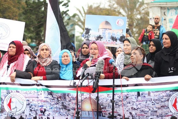 بالصور: اتحاد لجان المرأة ينظم مسيرة حاشدة بغزة رفضاً لقرار "ترامب" ودعماً للقدس
