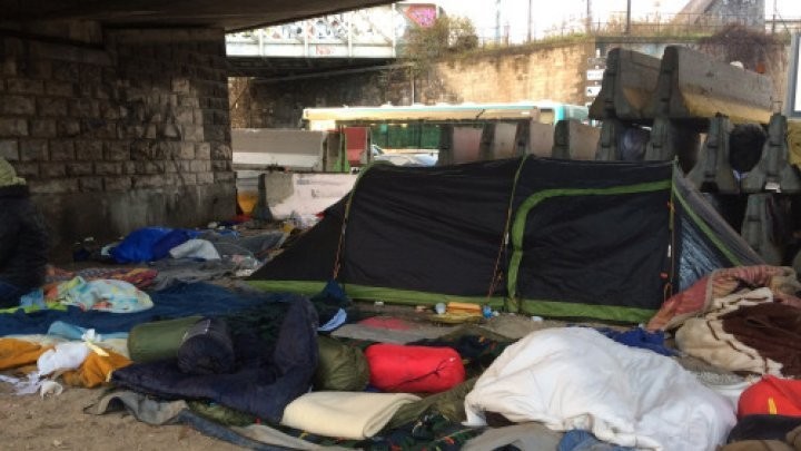 إجلاء 2500 مهاجر يقيمون في باريس بظروف صعبة