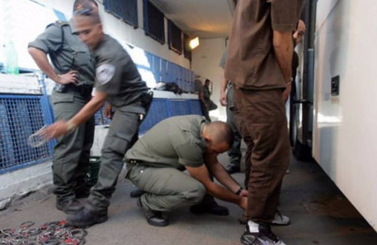 الاحتلال يعتدي على الأسرى المضربين في سجن "نيتسان"