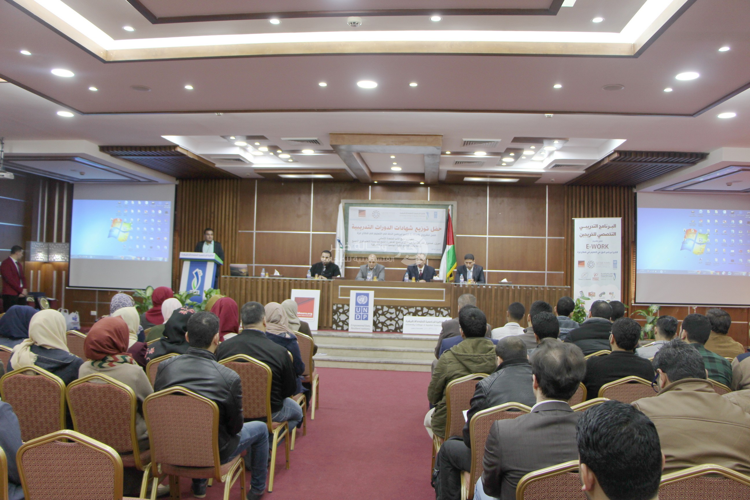الكلية الجامعية تختتم المرحلة الأولى من مشروع العمل الحر E-Work