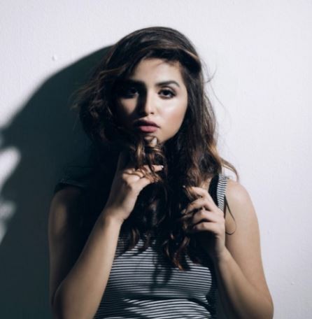 بالصور : الفنانة الشابة حلا الترك بإطلالة جريئة !