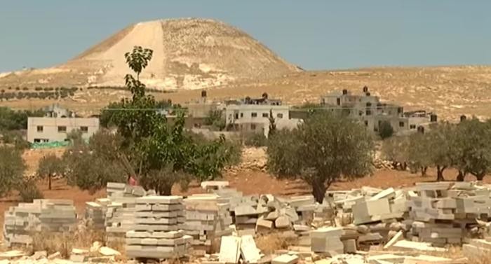 انتزاع قرار من الاحتلال يتيح مد خط كهرباء لقرية جب الذيب