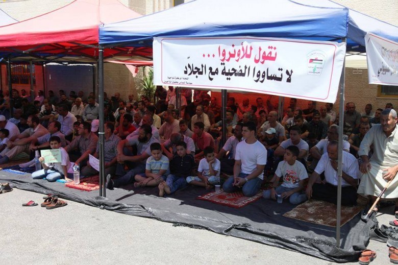 أهالي قلقيلية يقيمون صلاة العيد في ساحة مستشفى الوكالة 