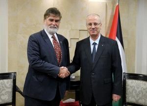 الحمد الله يلتقي ممثل كندا لدى فلسطين بمكتبه في رام الله.. والسبب؟