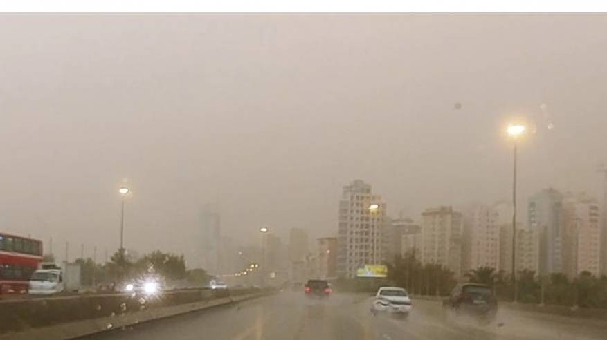 سوء الأحوال الجوية يتسبب بوقف الملاحة الجوية بالكويت